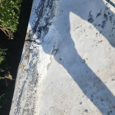 חומר איטום לבן על משטח בטון עם סדקים