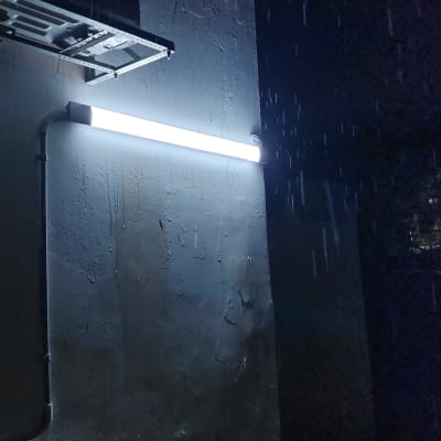 תאורת פלורסנט מותקנת על קיר חיצוני בלילה