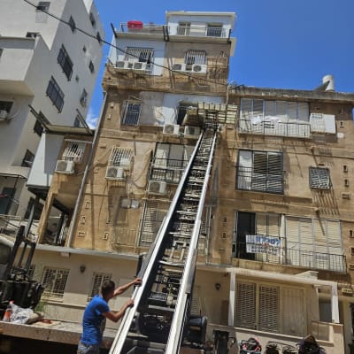 מנוף להובלות בבניין מגורים עם אדם מפעיל