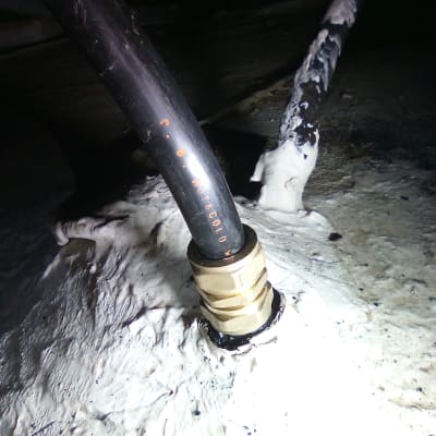 צינור שחור עם מחבר מתכת על רקע לבן