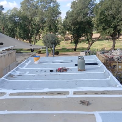 גג עם חומרי איטום, מיכל גז וכלי עבודה