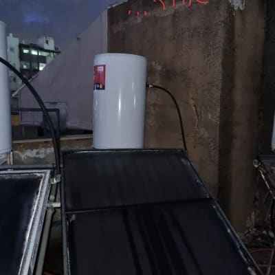 דוד שמש ולוחות סולאריים על גג מבנה