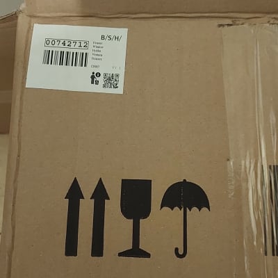 קופסת קרטון עם סמלים ותגיות ברקוד