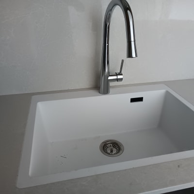 כיור מטבח עם ברז כרום מבריק