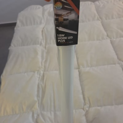 מנורת לד 18W על רקע מיטה