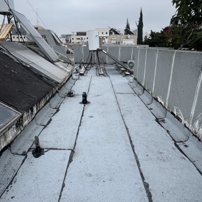 גג עם איטום ביטומני ומבנים מסביב