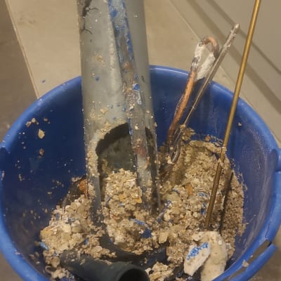 דלי כחול עם חלקי דוד שמש וחלודה