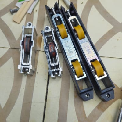גלגלי הזזה חדשים וישנים המיועדים להחלפה בחלונות הזזה
