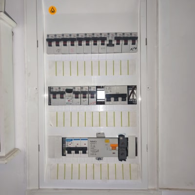 לוח חשמל עם מפסקים וחיווט חשמלי