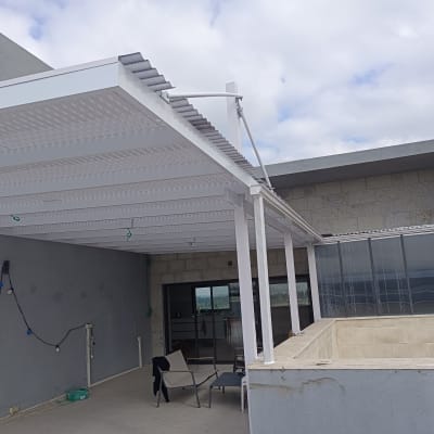 פרגולה מאלומיניום לבנה עם קורות תומכות