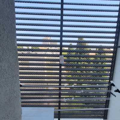 רשת מתכת למניעת כניסת יונים במרפסת