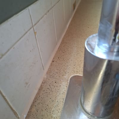 איטום סביב כיור במטבח עם חומר איטום