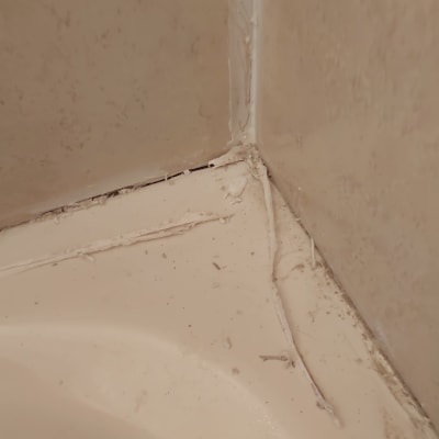 פינת אמבטיה עם איטום סיליקון בלוי