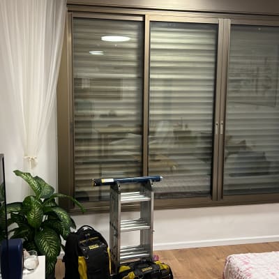 תריסים סגורים עם מסגרת מתכת בחלון גדול