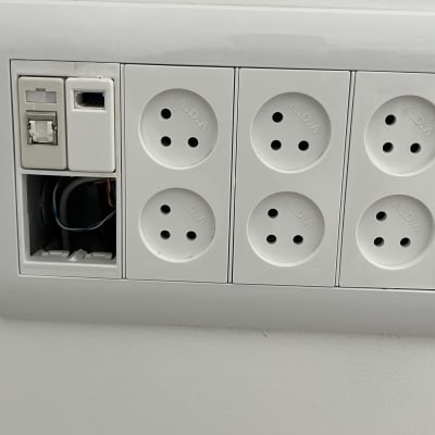 שקעי חשמל ותקשורת עם חוטים חשופים