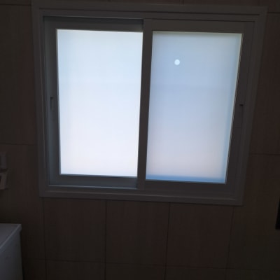 חלון אלומיניום עם זכוכית חלבית