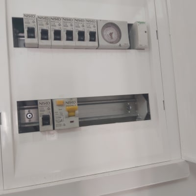 לוח חשמל עם מפסקים ומונה זמן