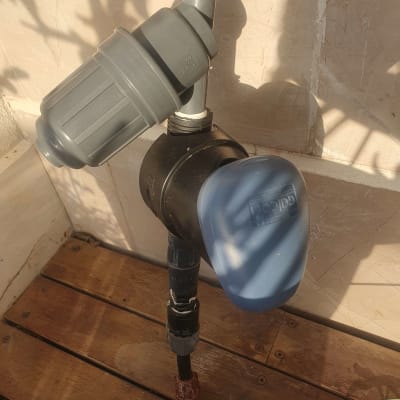 מערכת השקיה עם מחבר וצינור בגינה