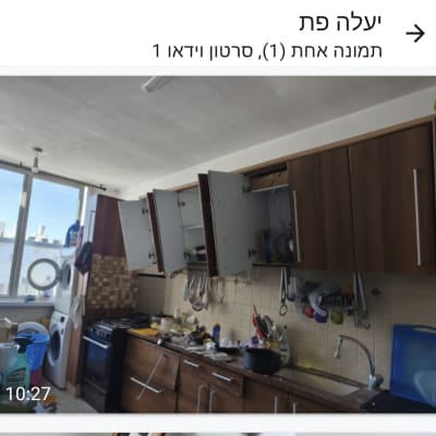 מטבח עם ארונות פתוחים וכלים על השיש