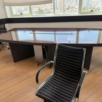 שולחן משרדי וכיסא בחדר עם חלון גדול
