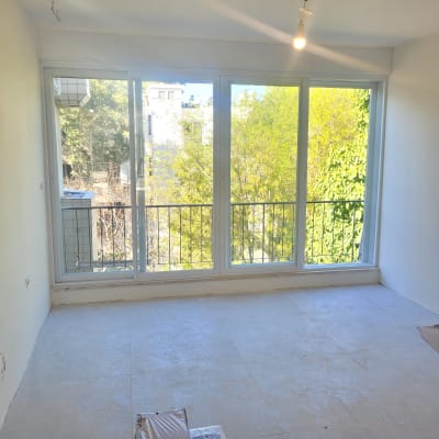 חלונות אלומיניום גדולים עם מסגרת לבנה