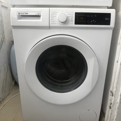 מכונת כביסה עם לוח בקרה ותצוגה דיגיטלית