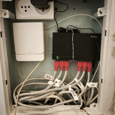 ארון תקשורת עם כבלים ונתב