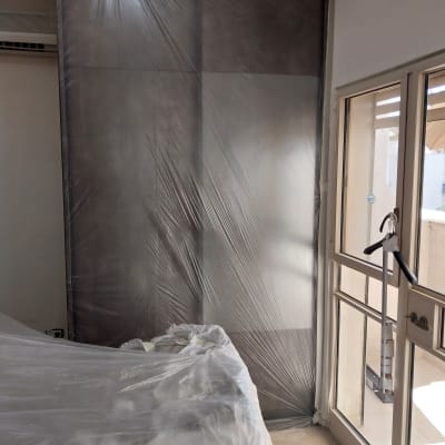חדר מכוסה בניילון כהכנה לצביעה