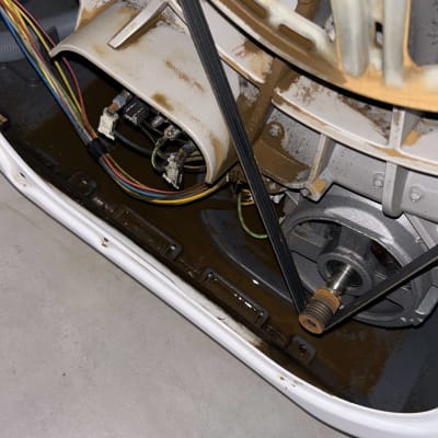 חגורת הנעה ומנוע חשמלי במכונת כביסה