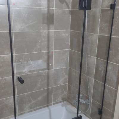 מקלחון זכוכית עם אמבטיה וברז מקלחת