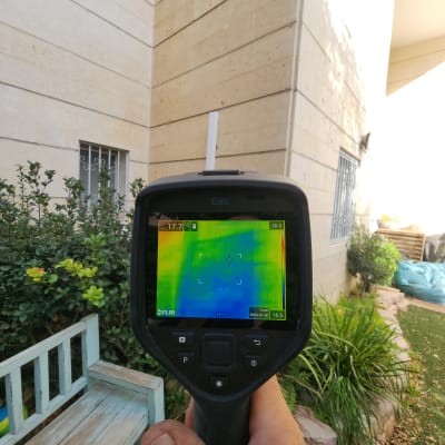 מצלמה תרמית מציגה תמונת חום על מסך