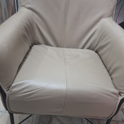 כיסא מרופד בצבע בז