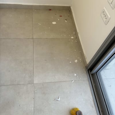 רצפה מלוכלכת עם מטאטא ופסולת בנייה