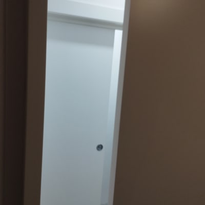 דלת הזזה לבנה עם ידית עגולה