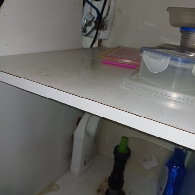 צינור מים מתחת לכיור עם חיבורים