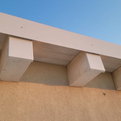 קורות עץ לבנות תומכות בגג שטוח