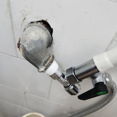 חיבור צינור מתכת עם ברז וסיבוב