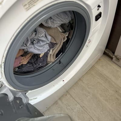 מכונת כביסה עם בגדים בתוכה