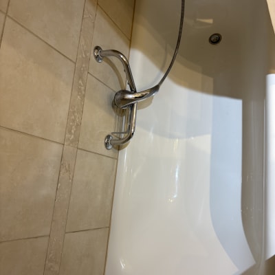 אמבטיה נקייה עם ברז ומקלחת