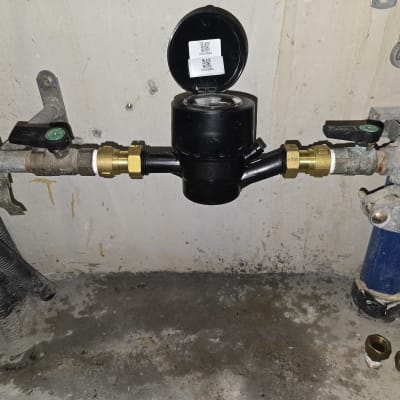 מד מים עם צינורות וחיבורים