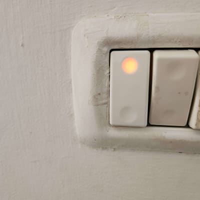 מתג חשמל עם נורית חיווי דולקת