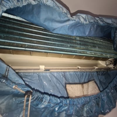 מזגן פתוח עם כיסוי כחול לניקוי