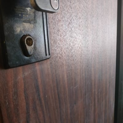 מנעול דלת מתכת על דלת עץ חומה