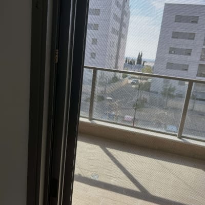 מסגרת אלומיניום של דלת מרפסת עם רשת