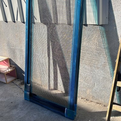 מסגרת אלומיניום עם רשת עטופה בניילון כחול