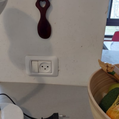 שקע חשמל עם תקע חשמלי על שולחן