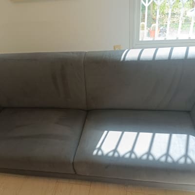 ספה אפורה עם אור שמש על המושב