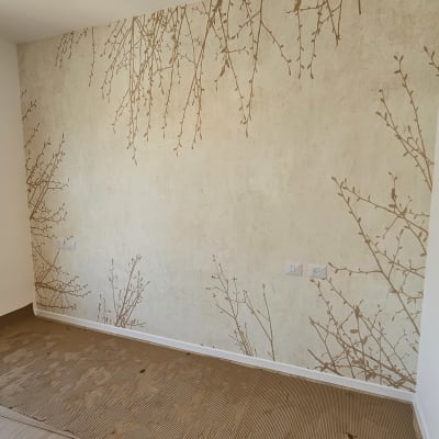 קיר עם טפט ענפים דקורטיבי בחדר