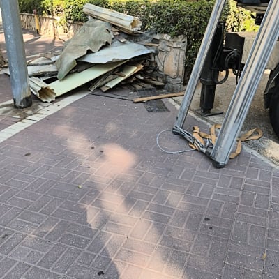 ערימת פסולת בנייה ליד בניין