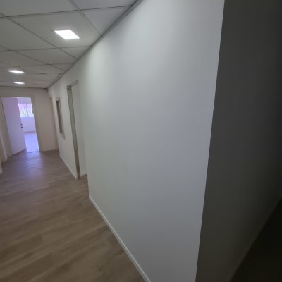 מסדרון עם קירות גבס ותאורה בתקרה